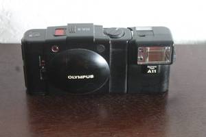 lot 88 image: RARE OLYMPUS XA2 WITH ELECTRONIC FLASH A11 CAMERA&nbsp