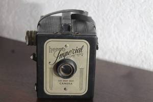 lot 89 image: VINTAGE HERCO IMPERIAL 620 SNAP SHOT BOX CAMERA&nbsp