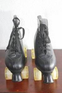 lot 64 image: BLACK HIGH TOP QUAD ROLLER SKATES WITH LIGHT UP WHEELS , SIZE 43  SEE PICS&nbsp