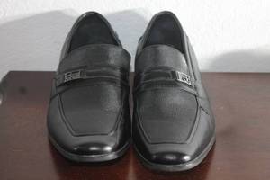 lot 73 image: CALVIN KLEIN MEN BLACK LOAFERS SIZE 14&nbsp
