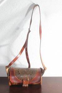 lot 80 image: HECHO EN MEXICO HAND -TOOLED BROWN LEATHER AZTEC CALENDAR DESIGN CROSSBODY BAG , 9.5L&nbsp