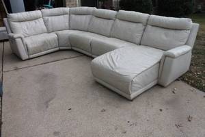 lot 135 image: LEATHER FIVE SECTION SECTIONAL SOFA&nbsp