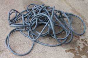 lot 140 image: GREY HEAVY DUTY 100FT GARDEN HOSE