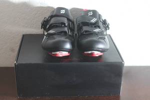lot 137 image: PELETON CYCLING&nbsp CLEAT SHOES IN ORIGINAL BOX SIZE 41 , PL-SH-B-41