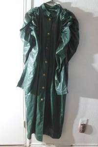 lot 147 image: GREEN LEATHER WOMENS LONG TRENCH COAT WITH GOLD BUTTONS ,SIZE XL&nbsp