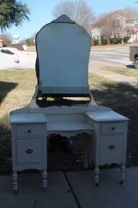 lot 167 image: VINTAGE WHITE VANITY WITH STANDING MIRROR&nbsp AND&nbsp 4-DRAWERS&nbsp ON WHEELS  SEE PICS&nbsp
