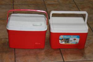 lot 26 image: TOTAL OF 2 -9QT COOLERS ,IGLOO &amp RUBERMAID&nbsp