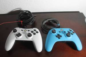 lot 40 image: TOTAL OF 2 POWERA WIRED XBOX ONE BLUE 1508493-02 WHITE 1428130-01&nbsp CONTROLLERS&nbsp