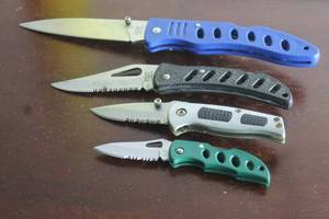 lot 49 image: TOTAL OF 4- FROST CUTLERY FOLDING POCKET KNIVES&nbsp