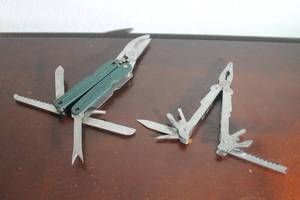 lot 131 image: TOTAL OF 2&nbsp FOLDING POCKET&nbsp MULTI TOOLS CAMPERS TOOL&nbsp  SEE PICS&nbsp