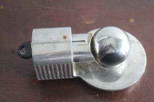 lot 18 image: MASTER LOCK No.377 UNIVERSAL TRAILER COUPLER HITCH LOCK WITH KEY&nbsp