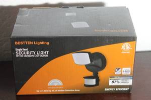 lot 36 image: BESTTEN LIGHTING SINGLE HEAD SECURITY LIGHT AND MOTION DETECTOR&nbsp