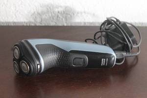 lot 81 image: PHILIPS NORELCO SERIES 2000 ELECTRIC SHAVER&nbsp