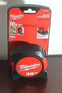 lot 105 image: MILWAUKEE 30FT TAPE MEASURE&nbsp