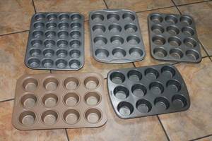 lot 110 image: TOTAL OF 5 ASSORTED BRAND NON STICK MUFFIN PANS&nbsp