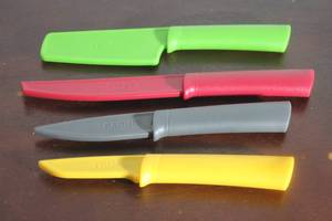 lot 113 image: TOTAL OF 4 -MULTI COLOR PREPSOLUTIONS KNIVES , VEGGIETOMATOPARINGTRIM&nbsp