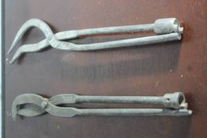 lot 117 image: TOTAL OF 2- BLACKSMITH BRAKE SPRING PLIER TONGS&nbsp