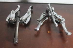 lot 118 image: TOTAL OF 2 GEAR PULLERS - TWO JAW  THREE JAW&nbsp