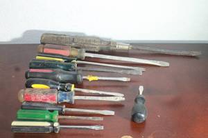 lot 135 image: TOTAL OF 11 ASSORTED BRAND &amp SIZE FLAT HEAD SCREWDRIVERS&nbsp