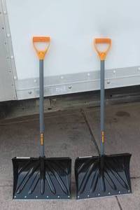 lot 256 image: 2 TRUE TEMPER SNOW SHOVEL GREAT FROM CONSTRUCTION SITE USE