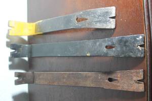 lot 77 image: TOTAL OF 3 FLAT PRY BARS CROWBARS NAIL PULLERS&nbsp