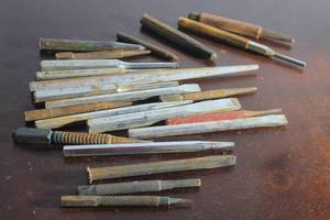 lot 75 image: TOTAL OF 22 ASSORTED BRAND SIZE HOLE PUNCHES&nbsp