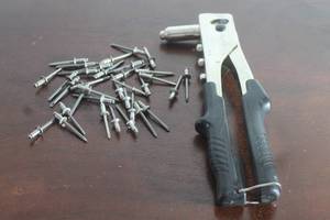 lot 63 image: MANUAL HAND RIVETER GUN WITH LOT OF BLIND RIVETS&nbsp
