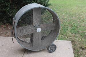lot 58 image: VENTAMATIC MAXX AIR PORTABLE AIR CIRCULATOR BF30DD ON WHEELS&nbsp