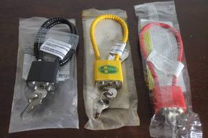 lot 54 image: TOTAL OF 3 CABLE STYLE FIREARM LOCKS WITH KEYS&nbsp