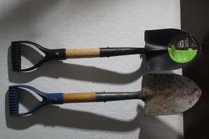 lot 50 image: TOTAL OF 2 D HANDLE ROUND POINT UTILITY SHOVELS , 25 12&nbsp