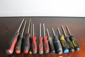 lot 40 image: TOTAL OF 12 ASSORTED BRANDSIZE PHILLIPS SCREW DRIVERS&nbsp