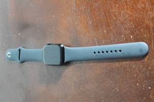 lot 21 image: APPLE WATCH SILICONE BAND WR50 METERS&nbsp