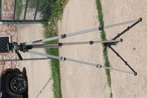 lot 7 image: SLIK UNIVERSAL TRIPOD U-200