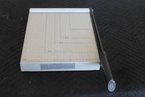 lot 8 image: HARBOR FRIEGHT TOOL 12 PAPER CUTTERS 09805