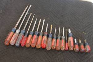 lot 13 image: 17 PC CRAFTSMAN ASSORTED SIZE FLATHEAD SCREWDRIVERS