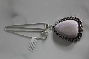 lot 43 image: GERMAN SILVER NECKLACE WITH DENDRITE PENDENT