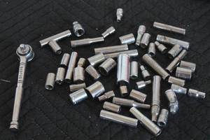 lot 98 image: CRAFTSMAN 943795 14 RATCHET WITH ASSORTED SIZE SOCKETS