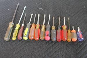 lot 102 image: LOT OF 14 ASSORTED BRAND FLAT HEAD SCREW DRIVERS