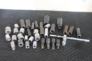 lot 103 image: &nbsp12 T BREAKER BAR WITH SLIDING HANDLE AND GENEROUS AMOUNT OF ASSORTED SIZE SOCKETS FOR THE 12 RATCHET