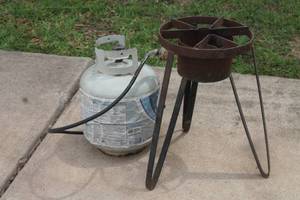 lot 112 image: GAS FRYER WITH FULL PROPANE TANK