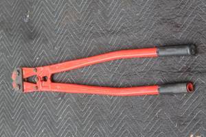 lot 114 image: HILTI 36 900 BOLT CUTTERS