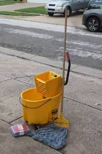 lot 117 image: COMMERCIAL RUBBERMAID MOP BUCKET WITH MOP AND EXTRA NEW MOP HEAD