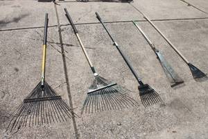 lot 121 image: LOT OF 5 ASSORTED GARDEN RAKES