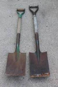lot 123 image: 2 SPADE SHOVELS