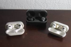 lot 136 image: TOTAL OF 3 PAIR EAR JUDS , APPLE &amp JIB TRUE 2&nbsp