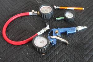 lot 138 image: LOT OF TIRE INFLATOR GUN AIR PRESSURE GAUGES  FLEXIBLE HOSE AND TIRE PRESSURE GAUGE CHECK , SEE PICS&nbsp