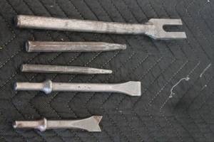 lot 139 image: TOTAL OF 5 ASSORTED BRAND SIZE AIR HAMMER CHISEL BITS&nbsp