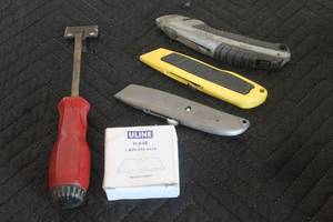 lot 160 image: RED HANDLE&nbsp BLADE SCRAPPER &amp 3- SAFETY&nbsp UTILITY KNIVES WITH BOX OF ULINE H - 64B UTILITY BLADES&nbsp