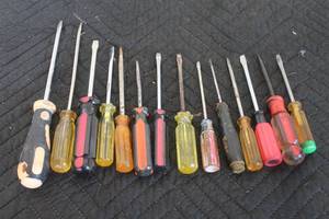 lot 204 image: TOTAL OF 14 ASSORTED BRAND  SIZE FLAT SCREWDRIVERS&nbsp