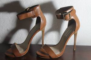 lot 223 image: PAIR OF STEVE MADDEN BROWN HEELS SIZE 8
